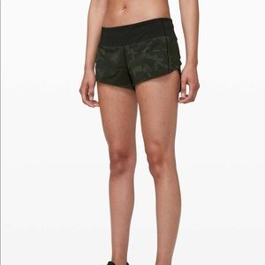 Lululemon camo speed up 2.5” shorts